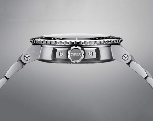 Oris Aquis Date Relief Cherry 41,50 mm 01 733 7766 4158-07 8 22 05PEB