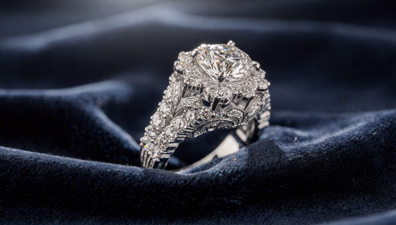 La plus grande bague du monde : un chef-d'œuvre de diamants de synthèse