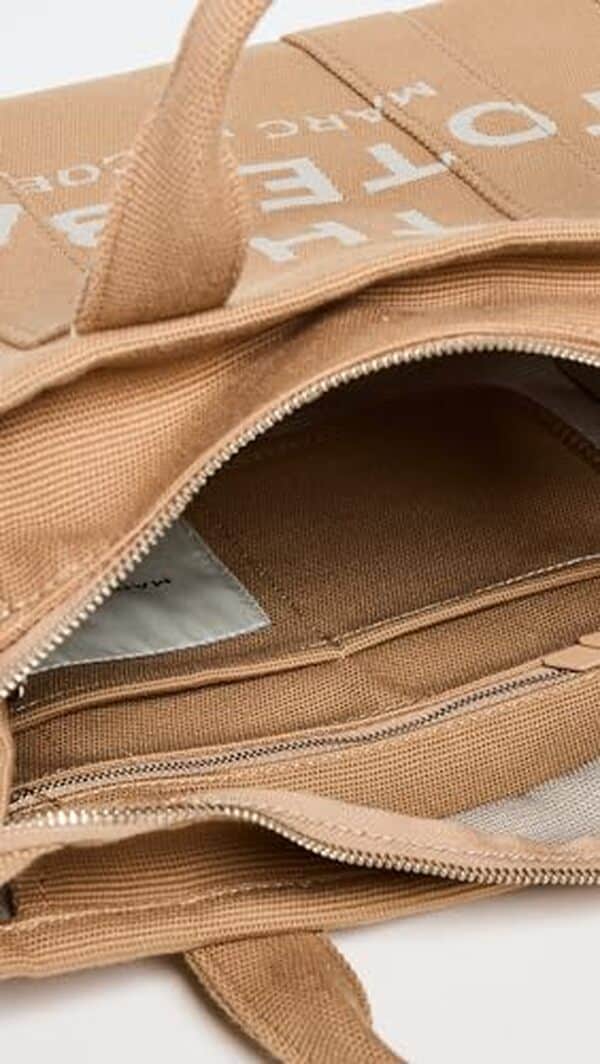 Plongez dans notre avis détaillé sur le sac Marc Jacobs The Medium Tote marron, alliant élégance et praticité pour un style raffiné au quotidien.