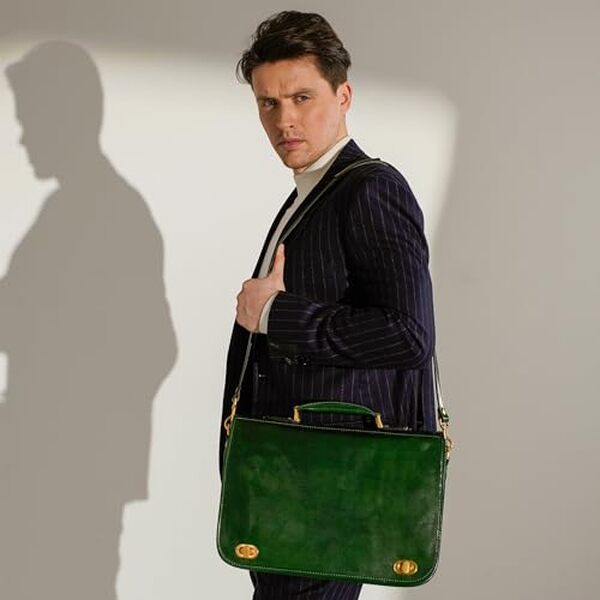 Découvrez l'élégance des porte-documents Time Resistance en cuir vert. Qualité, style et fonctionnalités passés au crible pour un achat réussi.