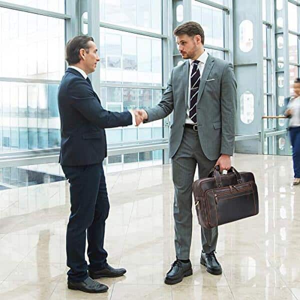 Découvrez notre avis complet sur la sacoche en cuir pleine fleur compalo pour homme : qualité, durabilité et style pour vos déplacements professionnels et quotidiens. 