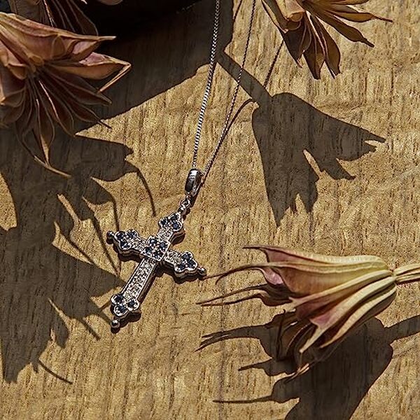 Découvrez notre avis complet sur le collier Carissima croix en or blanc et saphir : qualité, design et prix. Tous les détails pour bien choisir. 