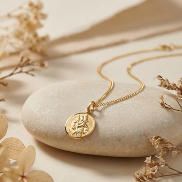 Découvrez notre avis détaillé sur la médaille de Saint-Christophe en or 9 carats : qualité, prix, authenticité et conseils pour bien choisir votre pendentif religieux. 