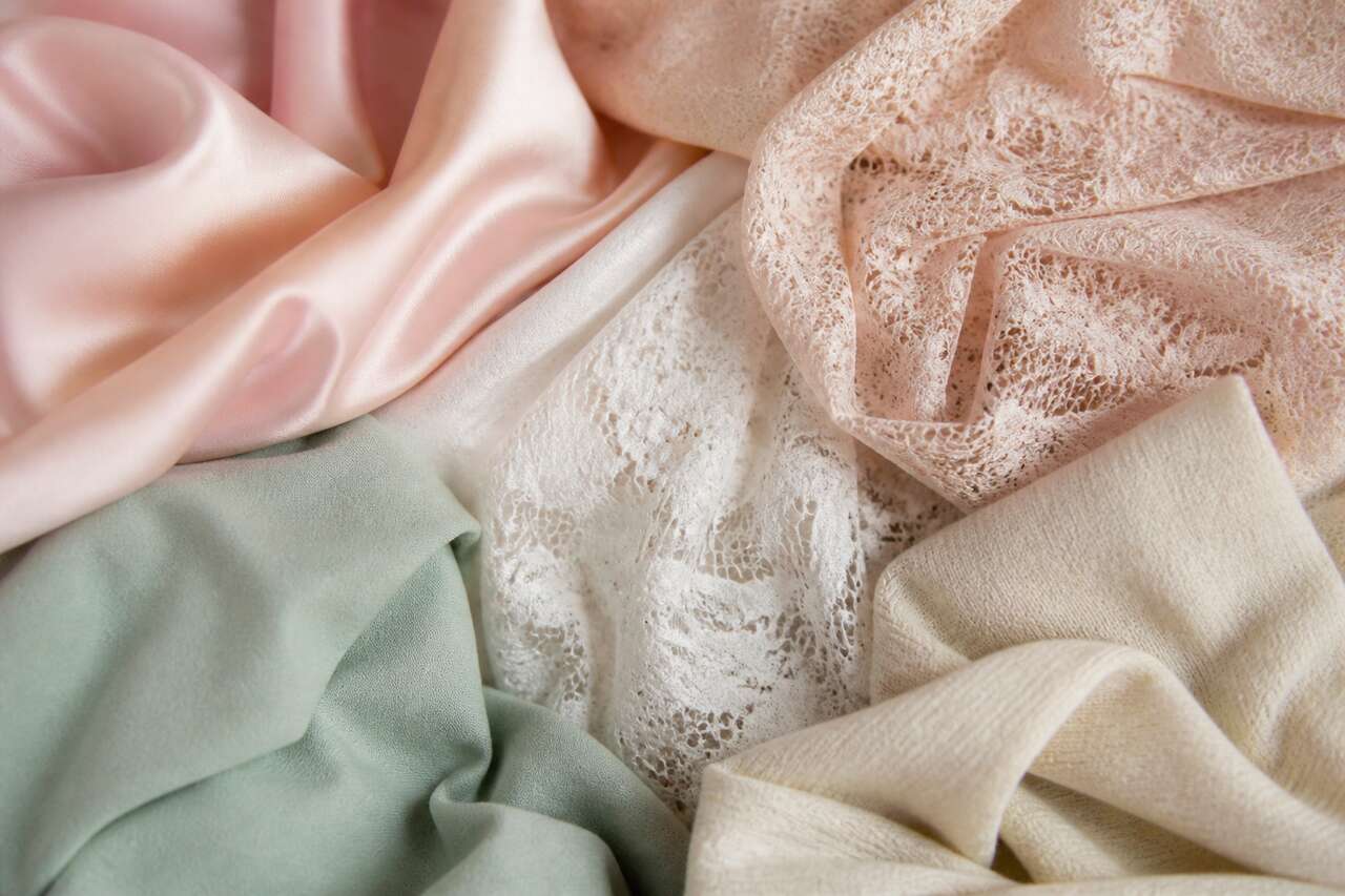 La sélection des tissus idéaux pour confectionner sa lingerie
