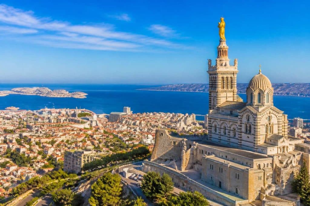 Location de voiture avec chauffeur à Marseille : quels avantages ?