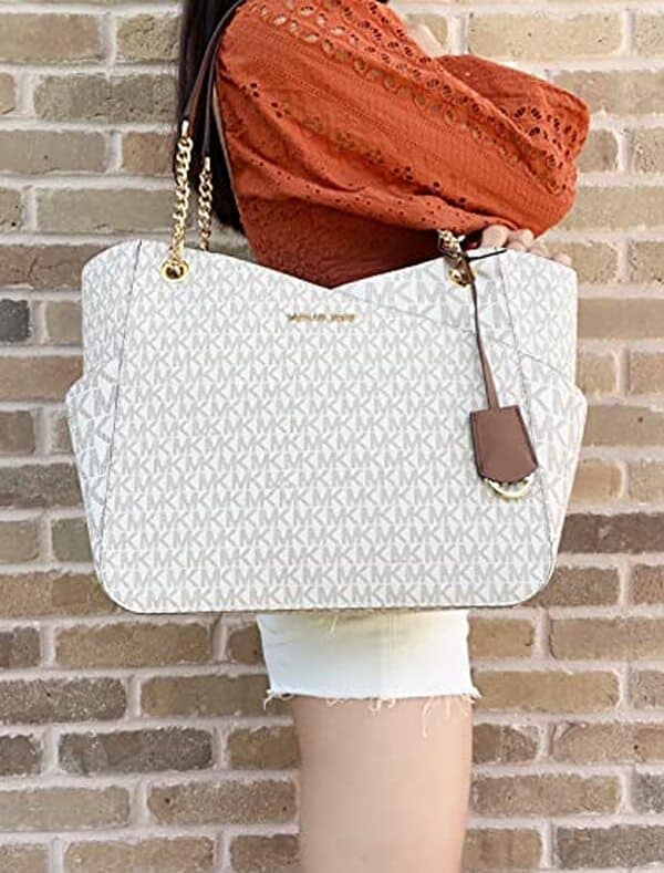 Découvrez notre avis détaillé sur le sac à main Michael Kors 35F1GTVT3B en vanille : qualité, design et fonctionnalités pour un achat en confiance.