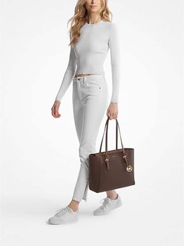 Découvrez notre avis détaillé sur le sac à main 3 en 1 Michael Kors Charlotte : qualité, design et fonctionnalité au rendez-vous pour ce modèle polyvalent. 
